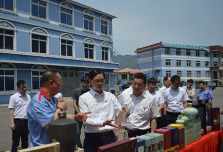 本溪市市委書記姜小林一行 蒞臨鐵剎山酒業集團視察調研